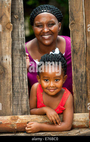 Close up ritratto di famiglia della madre africana con la figlia all'esterno. Foto Stock