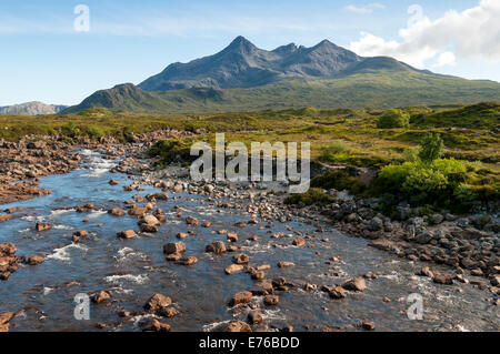 Fiume e Sligachan Sgurr nan Gillean Montagna di Cuillin Range, Isola di Skye, Scotland, Regno Unito Foto Stock