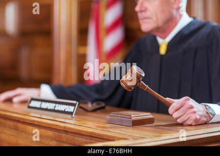 Giudice sbattevano martello in tribunale Foto Stock