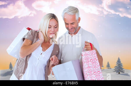 Immagine composita della coppia felice con le borse della spesa Foto Stock