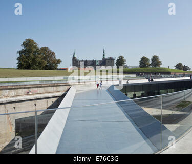 La M/S Museo Marittimo della Danimarca a Helsingør, Danimarca. Il Castello di Kronborg in background. Foto Stock