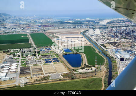 Baia di Haifa Zona Industriale Vista aerea con il trattamento delle acque reflue impianto Foto Stock