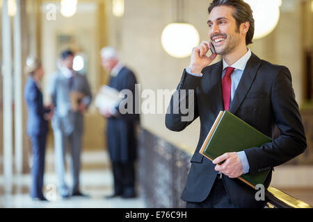 Avvocato parlando al cellulare nella courthouse Foto Stock