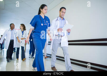 Medico e infermiere lettura grafico medico in ospedale Foto Stock