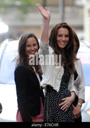 Kate Middleton (M) onde per la folla fuori del Goring Hotel di Londra, Gran Bretagna, 28 aprile 2011. Essa è accompagnata dalla sua sorella Pippa (L) e sua madre Carole (bloccato). Londra si sta preparando per il Royal Wedding di Gran Bretagna il principe William e Kate Middleton a Westminster Abbey il 29 aprile. Foto: Frank può Foto Stock