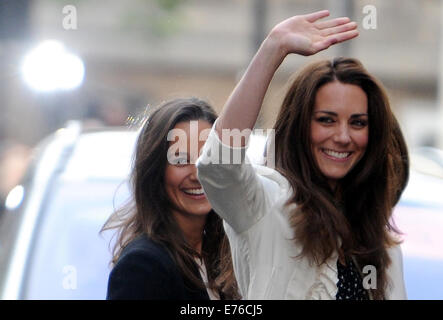 Kate Middleton (R) onde per la folla fuori del Goring Hotel di Londra, Gran Bretagna, 28 aprile 2011. Essa è accompagnata dalla sua sorella Pippa (L). Londra si sta preparando per il Royal Wedding di Gran Bretagna il principe William e Kate Middleton a Westminster Abbey il 29 aprile. Foto: Frank può Foto Stock