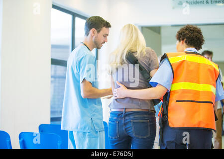 Paramedico e infermiere aiutare il paziente in ospedale Foto Stock