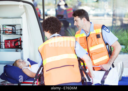 I paramedici esaminando il paziente sulla barella Foto Stock