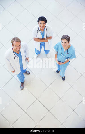 Medici e infermieri sorridente in ospedale Foto Stock