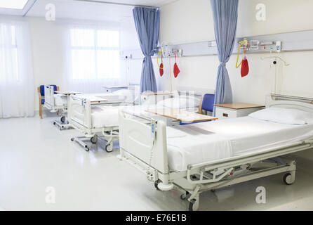 Letti vuoti nella stanza di ospedale Foto Stock