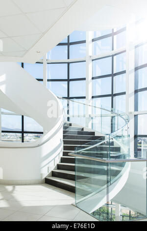 La scala a chiocciola in edificio moderno Foto Stock