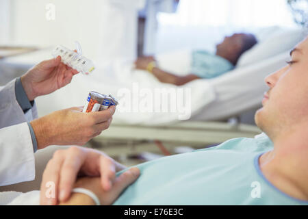 Medico spiegando il farmaco al paziente in ospedale Foto Stock