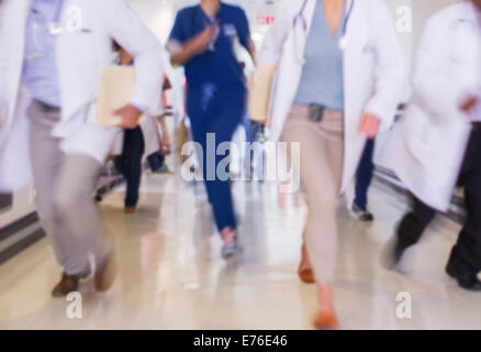 I medici correre in ospedale in corridoio Foto Stock