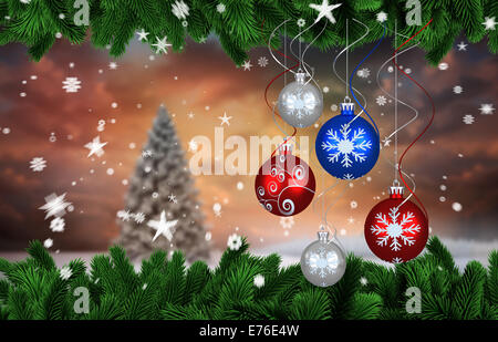 Immagine composita di digitale appeso Pallina natale decorazione Foto Stock
