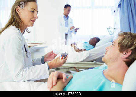 Medico spiegando il farmaco al paziente in ospedale Foto Stock