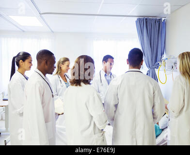 Medico e i residenti di esaminare il paziente in ospedale Foto Stock