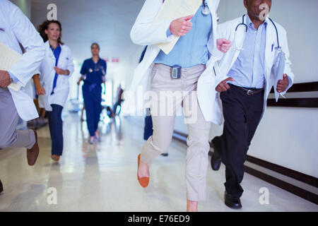 I medici e gli infermieri correre in ospedale in corridoio Foto Stock