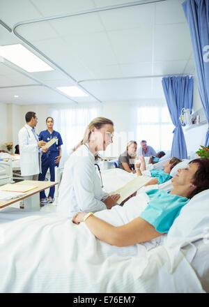 Medico di parlare al paziente nella stanza di ospedale Foto Stock