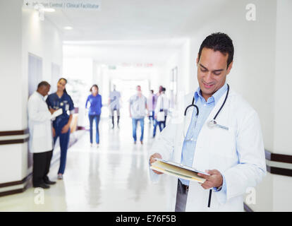 Medico di lettura grafico medico in ospedale in corridoio Foto Stock