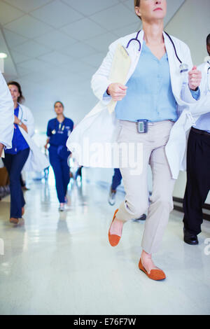 Medico correre verso il basso corridoio ospedale Foto Stock