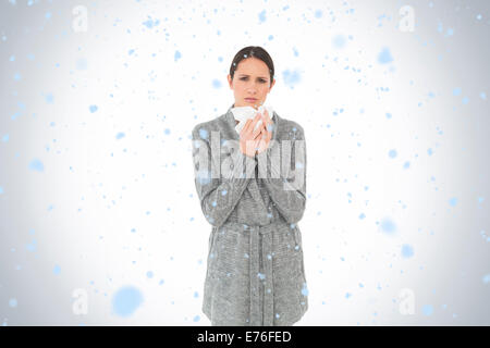 Immagine composita del ritratto di una giovane casual donna soffrono di freddo Foto Stock