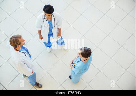 Medici e infermieri parlando in ospedale Foto Stock