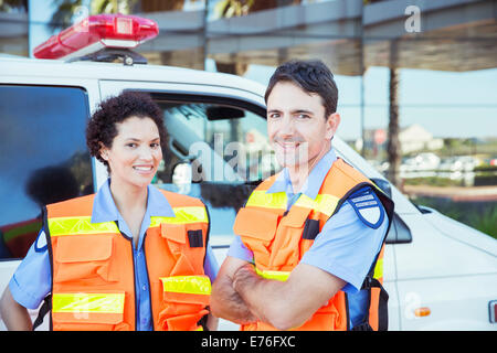 I paramedici sorridente al di fuori di ambulanza Foto Stock