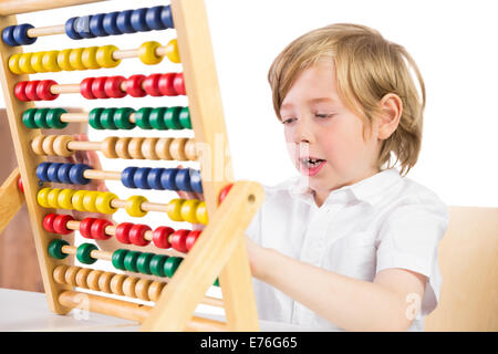 Studente facendo matematica su abacus Foto Stock