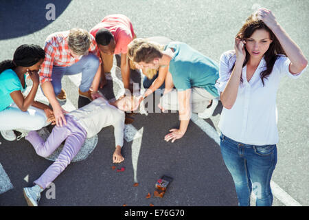 Donna che chiama i servizi di emergenza in incidente di automobile Foto Stock