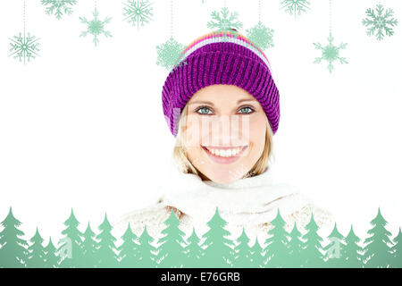 Immagine composita della bella giovane donna con cappuccio in inverno sorridente verso la telecamera Foto Stock