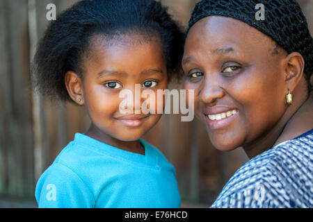 Faccia colpo di poco ragazza africana con mom all'esterno. Foto Stock