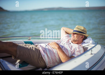 Uomo anziano rilassante in barca in acqua Foto Stock