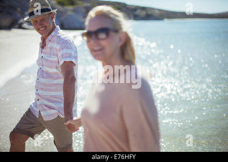 Giovane tenendo le mani sulla spiaggia Foto Stock