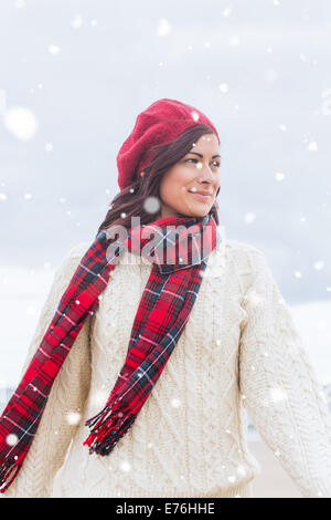 Immagine composita di Pretty Woman in eleganti abiti caldi che guarda lontano Foto Stock