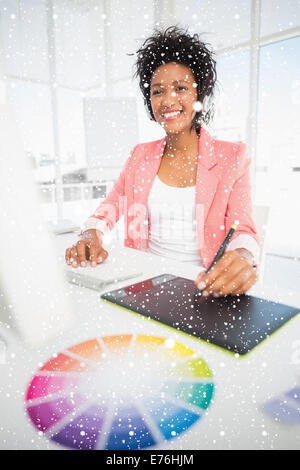Immagine composita di casual donna photo editor con tavoletta grafica Foto Stock