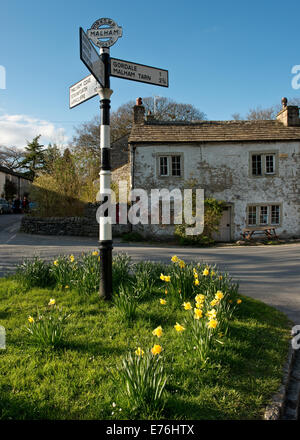 Segno e attraversare le strade in malham village, North Yorkshire Foto Stock