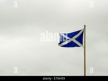 Bandiera scozzese contro il cielo nuvoloso Foto Stock