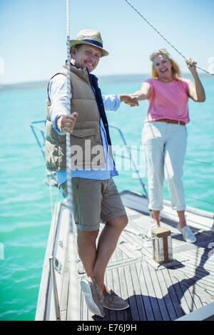 Giovane tenendo le mani sulla barca Foto Stock