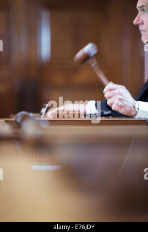 Giudice sbattevano martello in tribunale Foto Stock