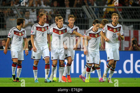 La Germania Mario Goetze (L-R), Benedikt Hoewedes, Toni Kroos, Erik Durm, Sebastian Rudy e Christoph Kramer Ciao dopo Thomas Mueller (coperto) punteggi 1-0 obiettivo durante UEFA EURO 2016 qualifica del gruppo D partita di calcio tra la Germania e la Scozia a Dortmund, Germania, 07 settembre 2014. La Germania ha vinto 2-1. Foto: Jonas Guettler/dpa Foto Stock