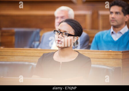 Donna osservando trial Foto Stock