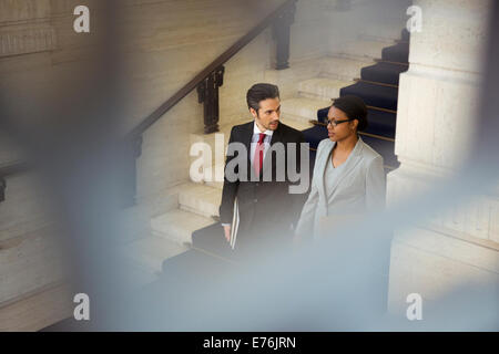 Gli avvocati a piedi al piano di sotto nella courthouse Foto Stock