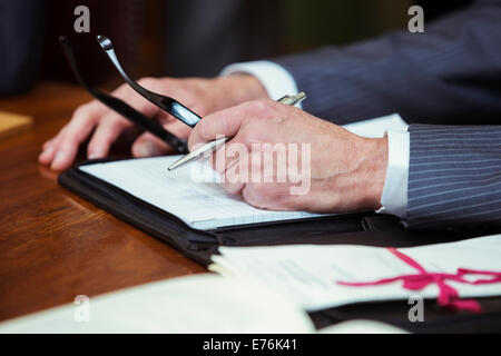 Close up di avvocati mani nelle aule di tribunale Foto Stock