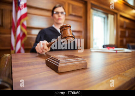 Giudice sbattevano martello in tribunale Foto Stock