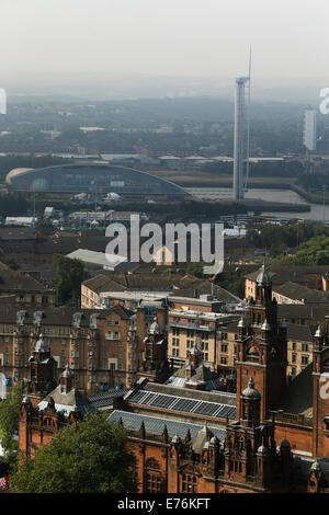 Vista aerea di Kelvingrove Art Gallery con il Glasgow Science Centre in background Foto Stock