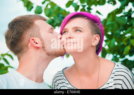 In prossimità di una giovane coppia di baciare Foto Stock