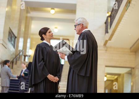 I giudici parlando in tribunale Foto Stock