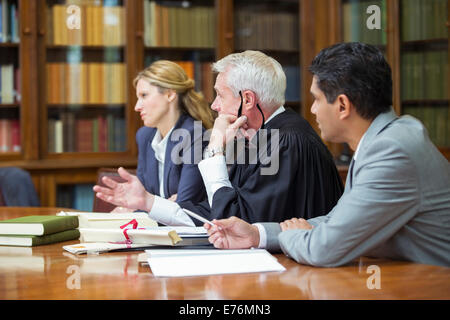Il giudice e gli avvocati a parlare nelle camere Foto Stock