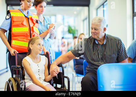 Uomo con la nipote la mano in ospedale Foto Stock