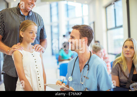 L'infermiera a parlare con il paziente in ospedale Foto Stock